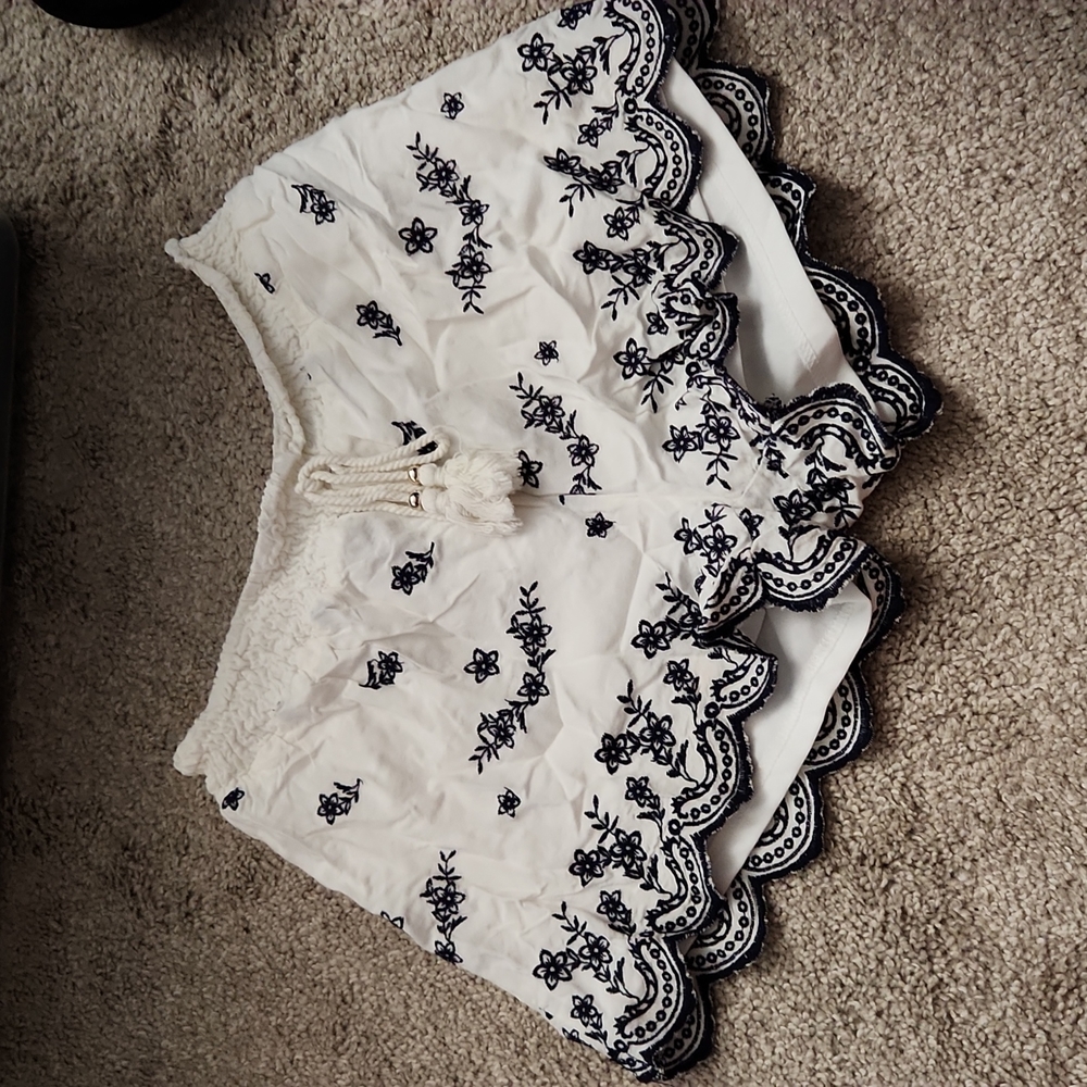 Women's White & blue floral Shorts